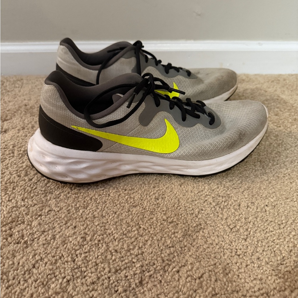 Nike Gray and Yellow Athletic Shoes with Sleek Design